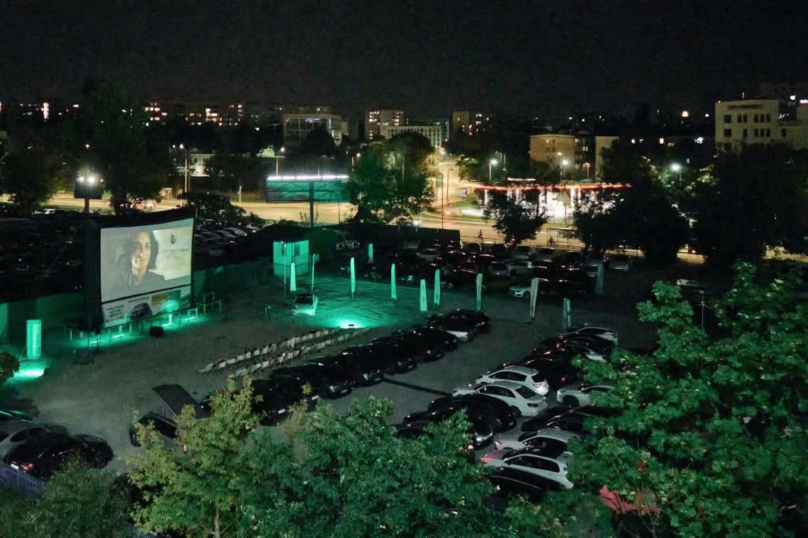 Drive-In Cinema w Arval Store